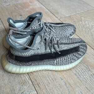 YEEZY AUTHENTIC! Great condition no holes nor rips. Size 3.5